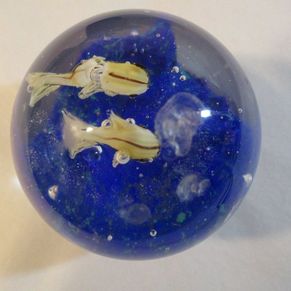 Vintage Two Fish Blue Wave and Bubbles in Round Art Glass Paperweight - Picture 5 of 7